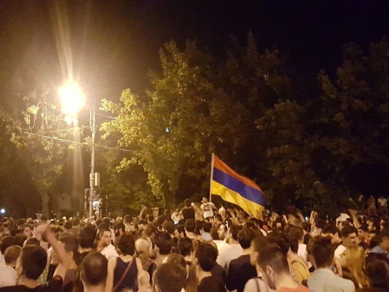 Протест в Ереване. Баррикады из урн и украинские флаги. Фоторепортаж