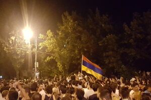 Протест в Ереване. Баррикады из урн и украинские флаги. Фоторепортаж