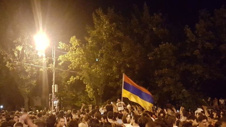 Протест в Ереване. Баррикады из урн и украинские флаги. Фоторепортаж
