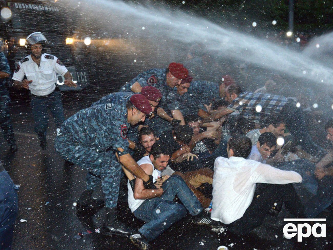 Во время допроса три человека сообщили о применении против них силы и полученных травмах
