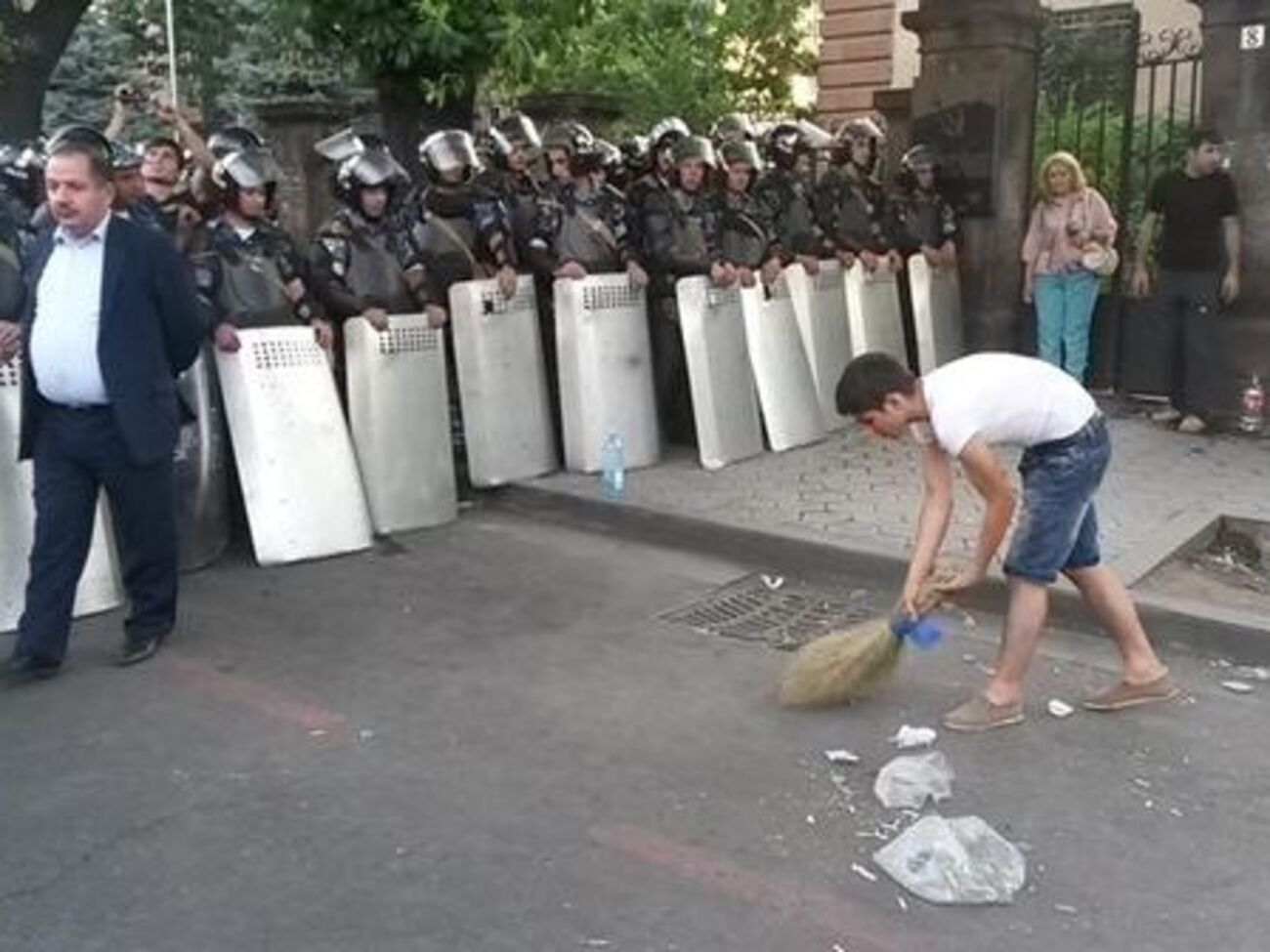 Протестующие не намерены покидать место демонстрации