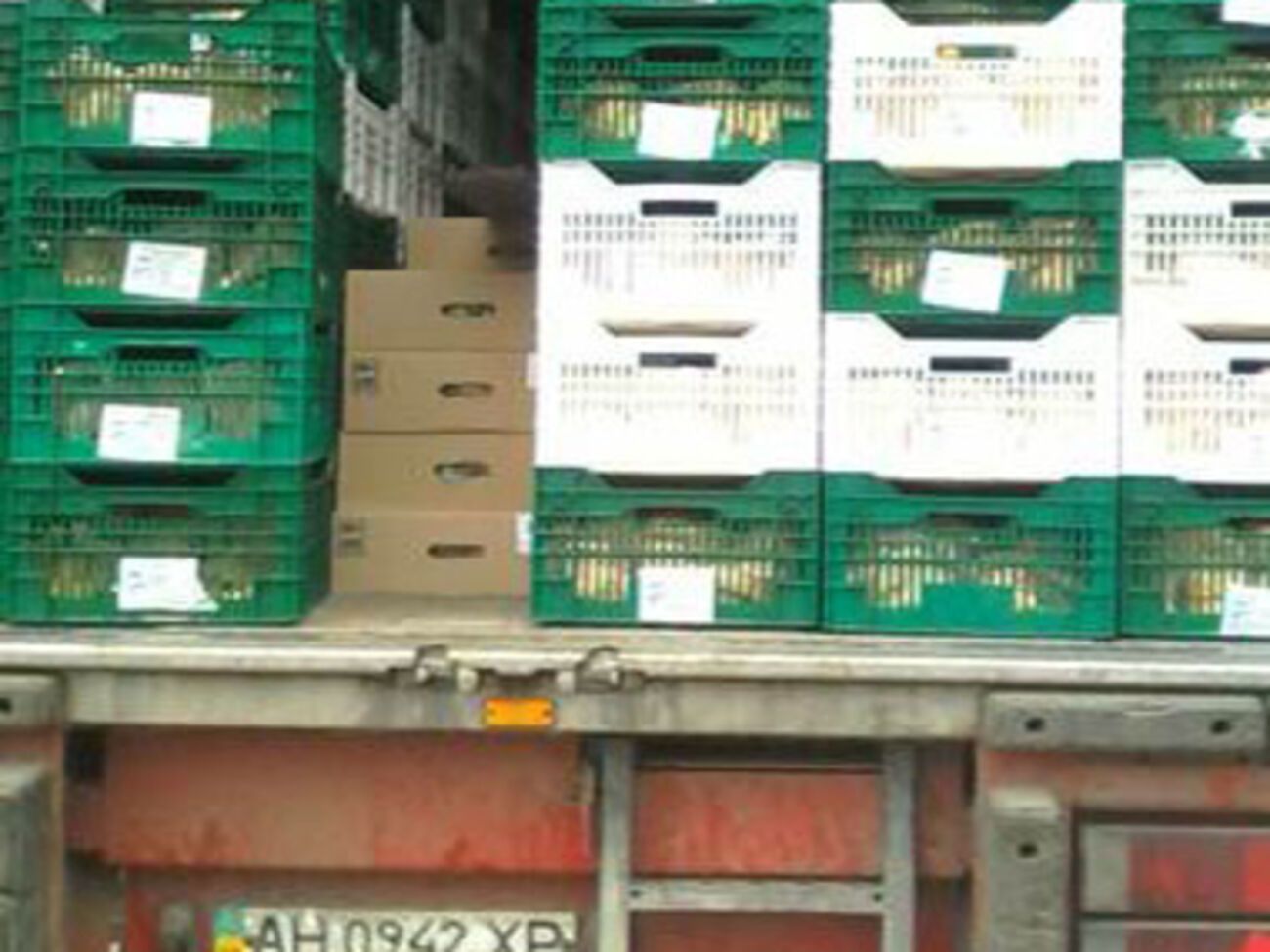 Продукты питания, спрятанные в грузовике под гуманитарной помощью