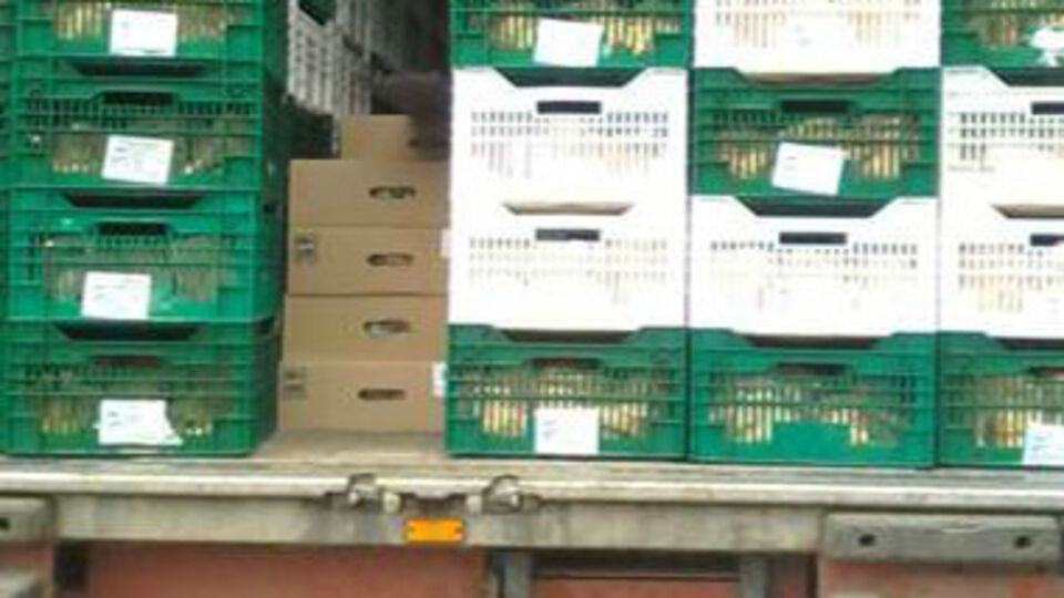 Продукты питания, спрятанные в грузовике под гуманитарной помощью