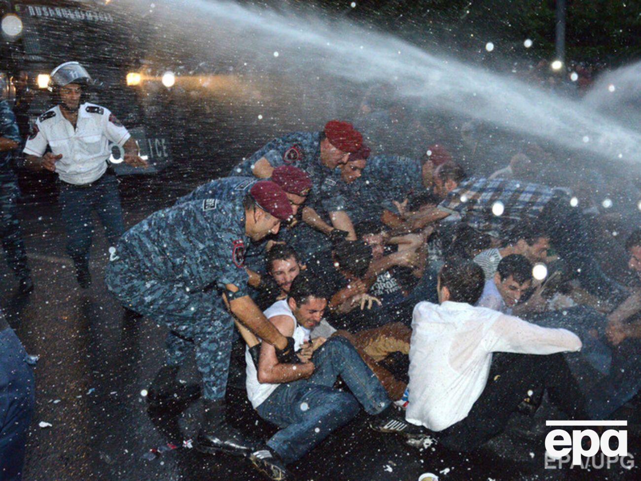 Ранее полиция Еревана разгоняла митингующих с помощью водометов