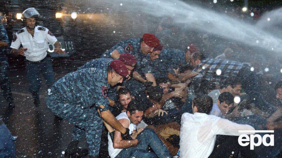 Ранее полиция Еревана разгоняла митингующих с помощью водометов