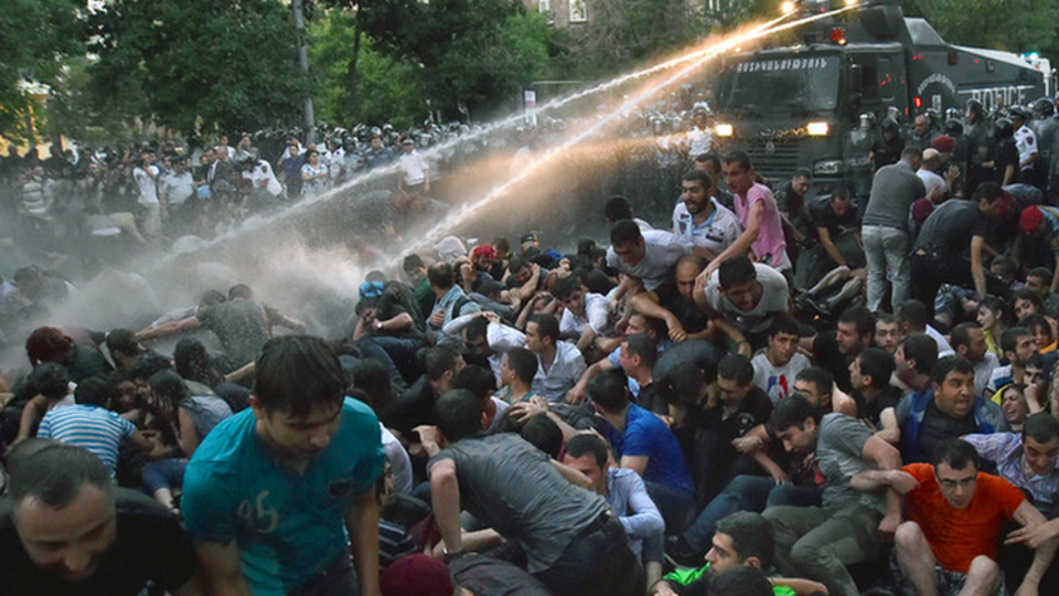 Что стоит за протестами в Армении и к чему они приведут?