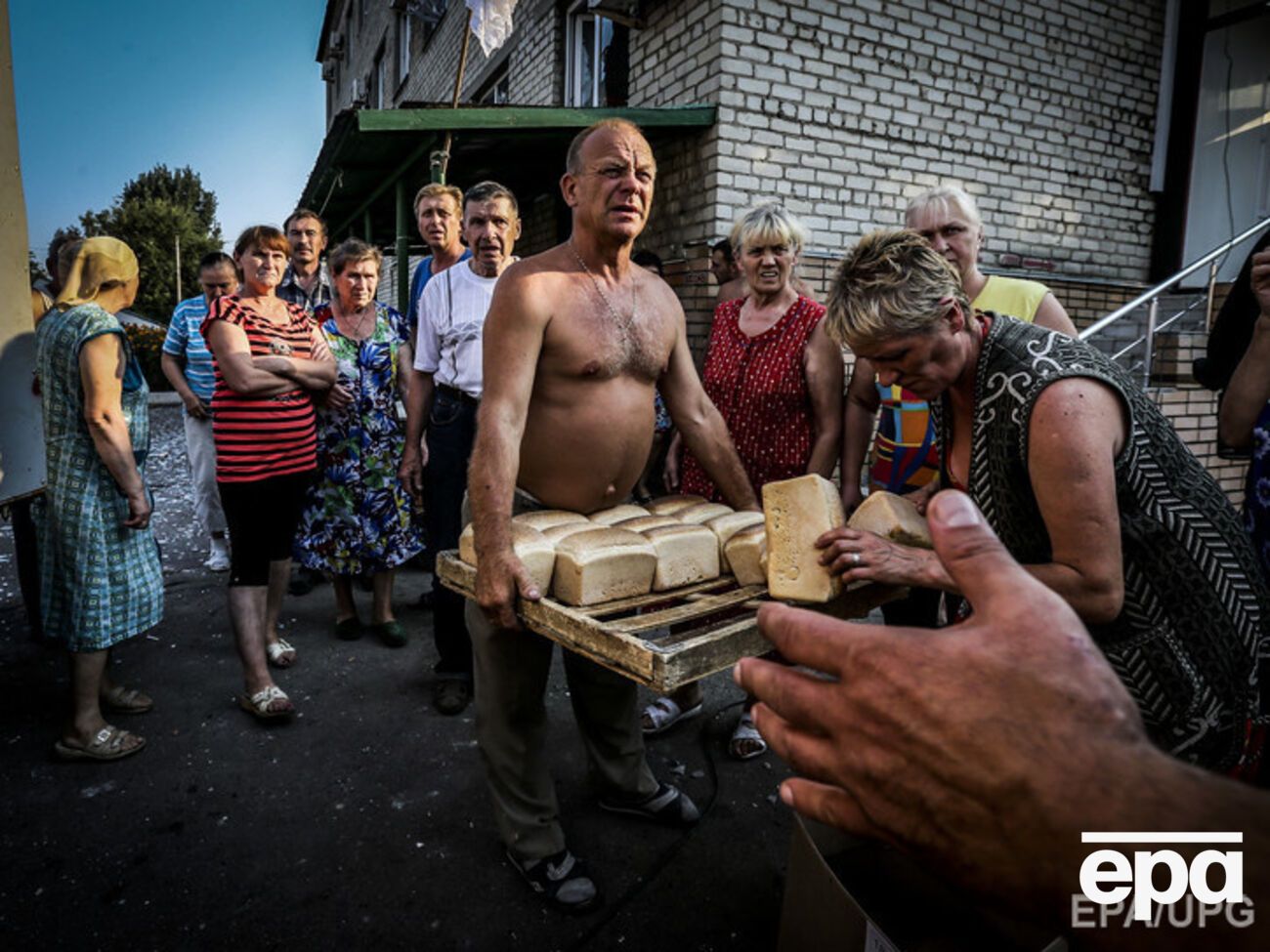 Грузовики Красного Креста везут в Донецкую область продукты питания