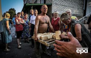 Грузовики Красного Креста везут в Донецкую область продукты питания