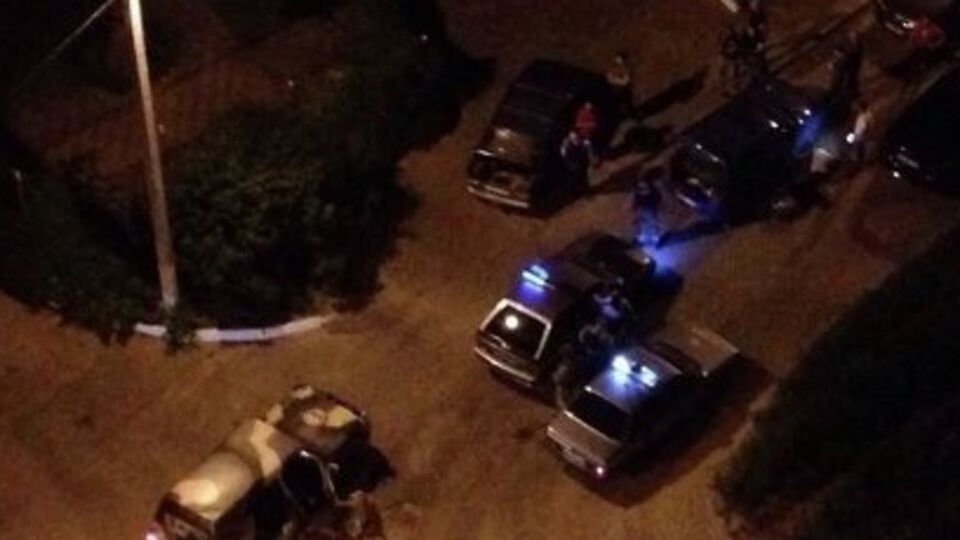 Во время драки группа нападавших бежала по улице, избивая всех на своем пути