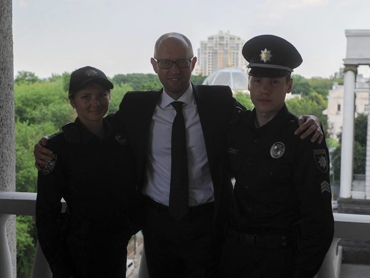 Премьер-министр Украины Арсений Яценюк с новыми патрульными полицейскими