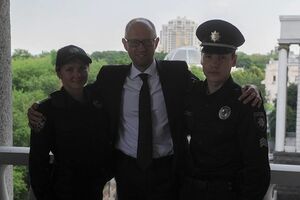 Премьер-министр Украины Арсений Яценюк с новыми патрульными полицейскими