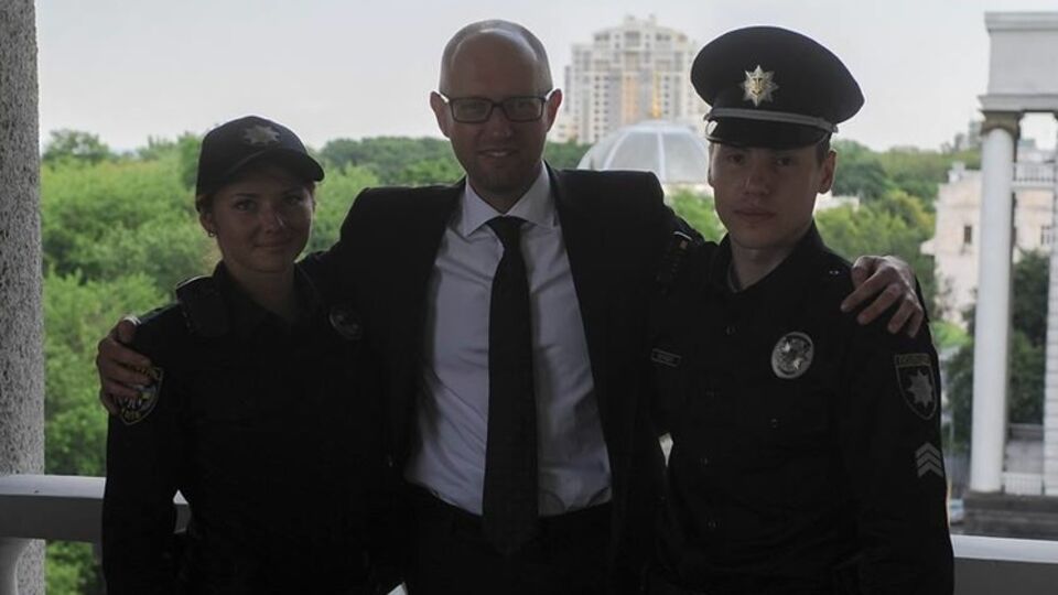 Премьер-министр Украины Арсений Яценюк с новыми патрульными полицейскими