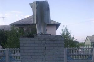 В Харьковской области неизвестные наполовину разрушили памятник Ленину