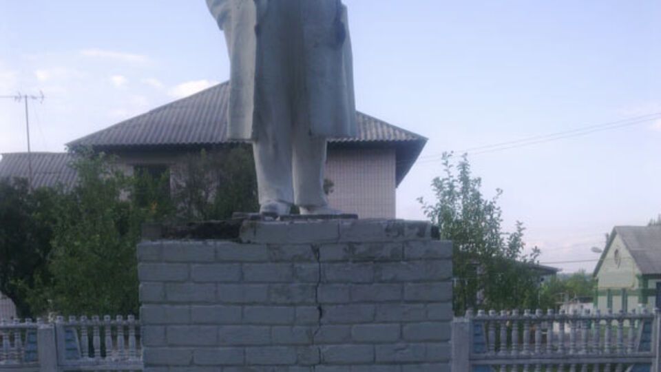 В Харьковской области неизвестные наполовину разрушили памятник Ленину