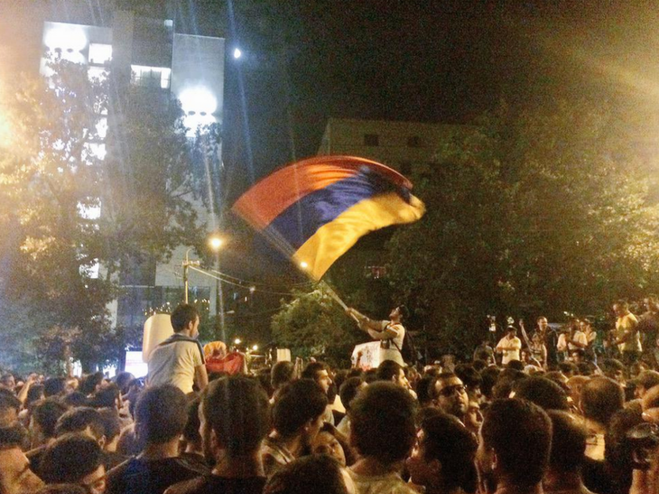 Протесты в центре Еревана продолжаются третью ночь подряд