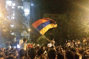 Протесты в центре Еревана продолжаются третью ночь подряд