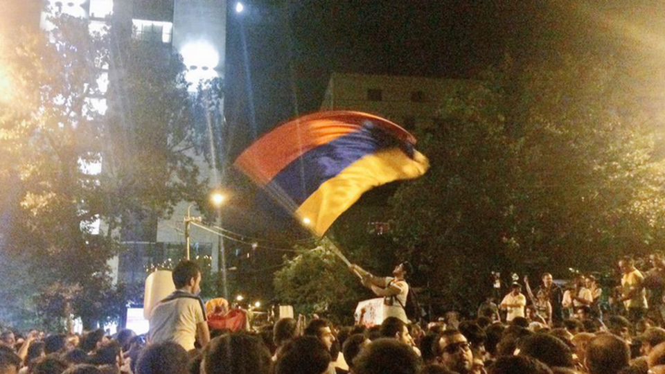 Протесты в центре Еревана продолжаются третью ночь подряд