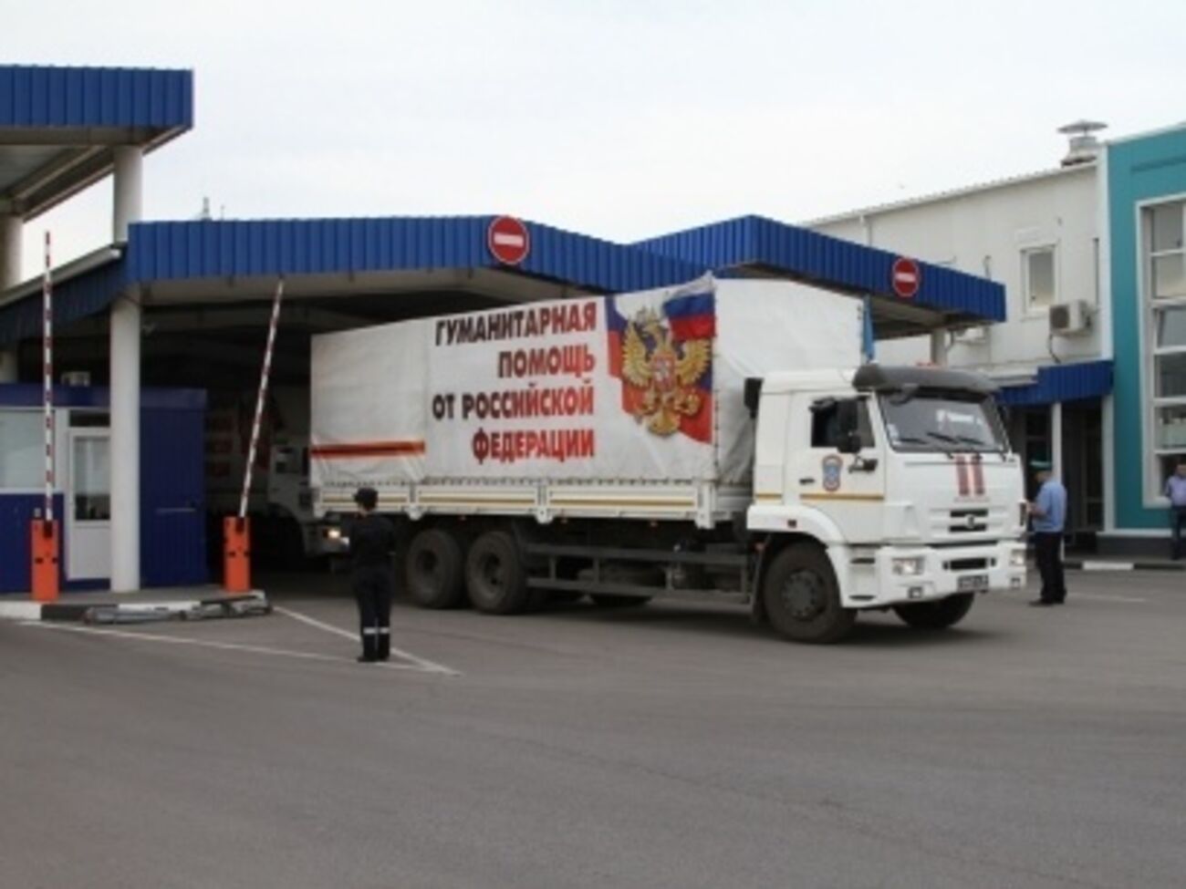 МЧС РФ: В автомобилях "гумконвоя" находится более 1000 тонн грузов