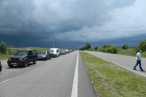 Машины стоят в пробке в обоих направлениях