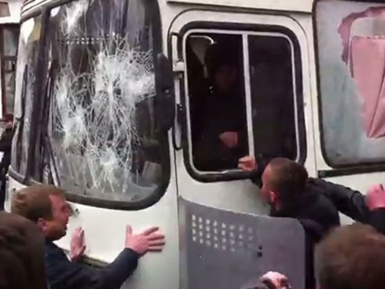 Нападавшие пытались перевернуть автобус