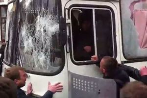 Нападавшие пытались перевернуть автобус