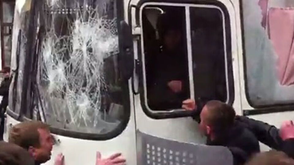 Нападавшие пытались перевернуть автобус