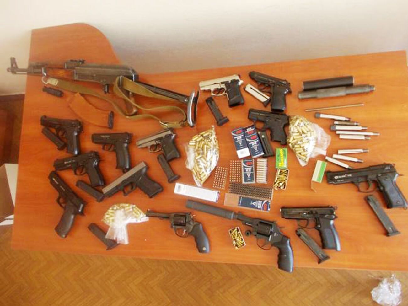 Во время обысков у "цеховиков" изъят арсенал оружия