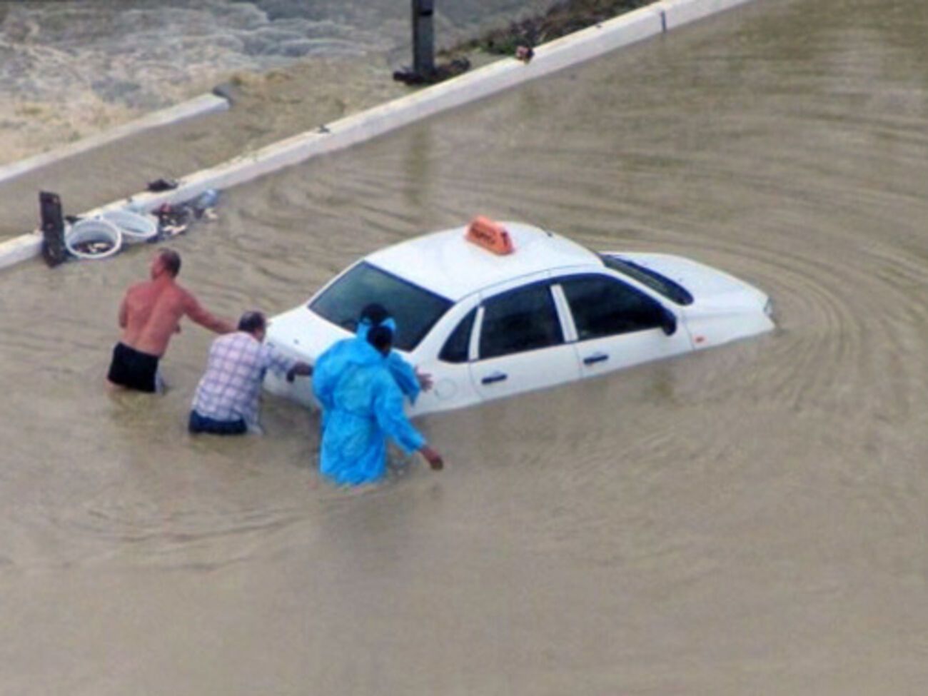 Прошедший в Сочи ливень затопил улицы города