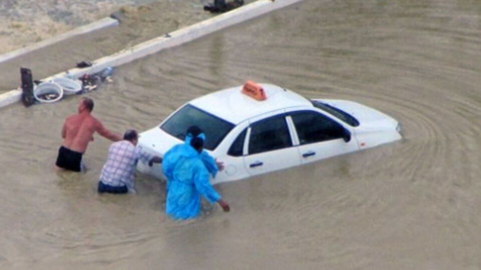 Прошедший в Сочи ливень затопил улицы города