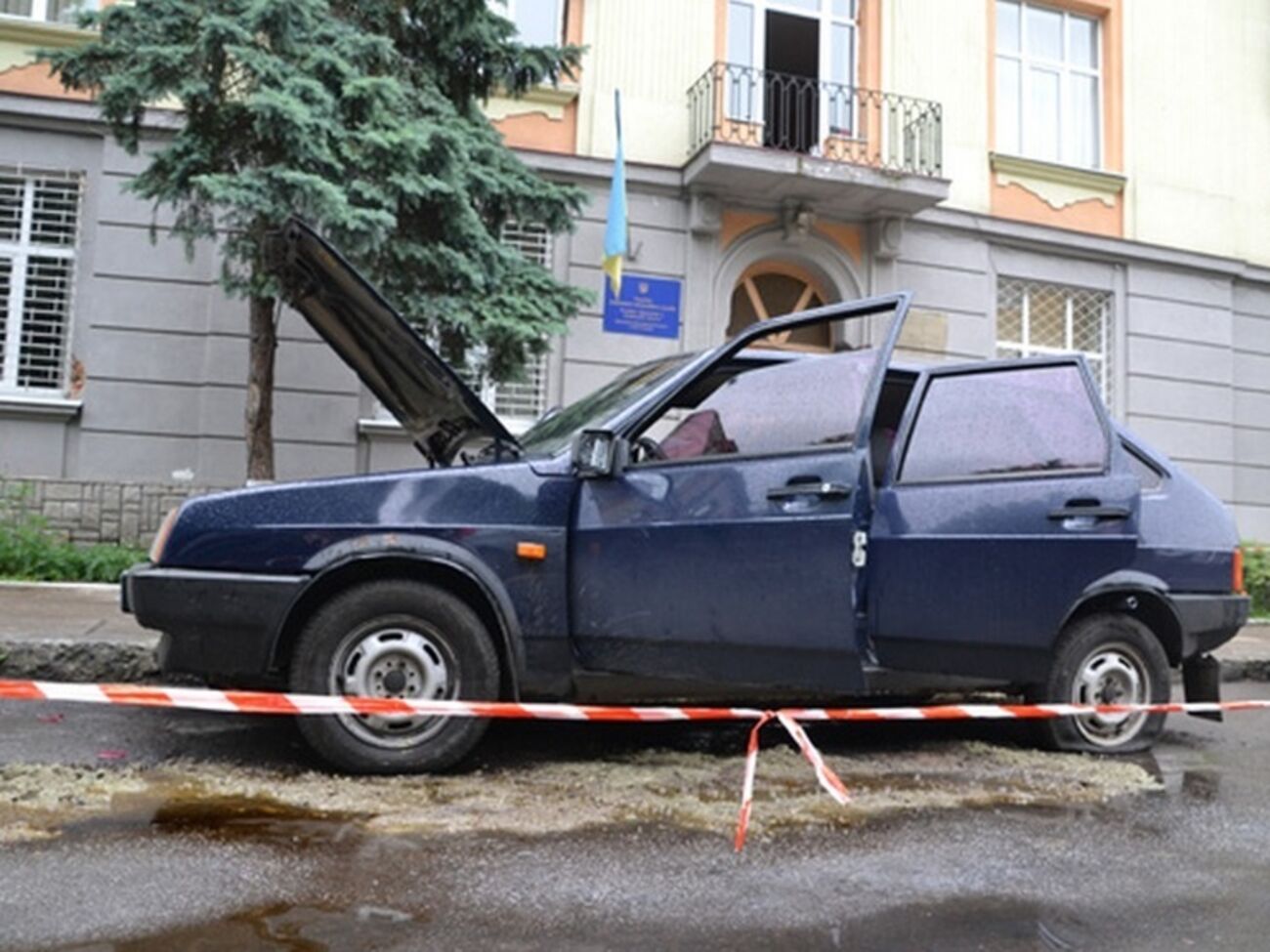Возле райотдела милиции во Львове произошел взрыв. Фоторепортаж