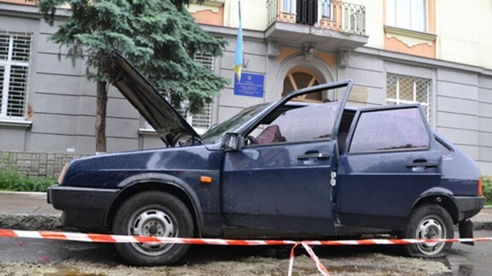 Возле райотдела милиции во Львове произошел взрыв. Фоторепортаж