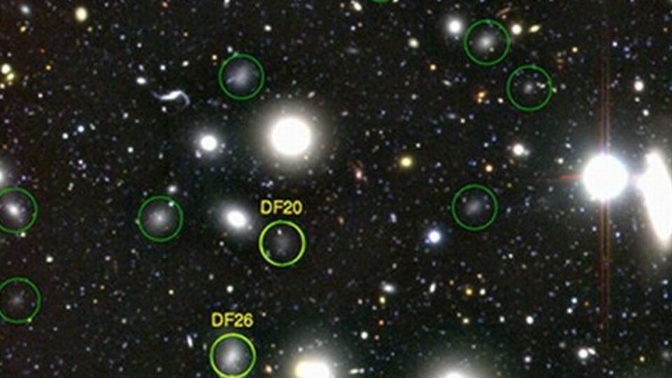 Галактики излучают гораздо меньше света, чем Млечный путь