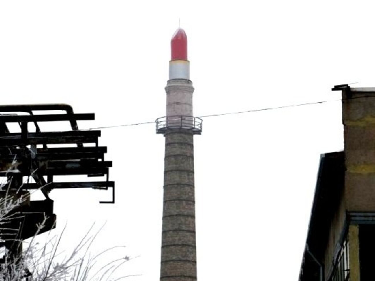 Инсталляция&nbsp;представляла собой гигантскую помаду, венчавшую заводскую трубу