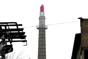 Инсталляция представляла собой гигантскую помаду, венчавшую заводскую трубу