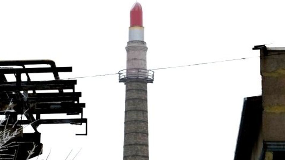 Инсталляция представляла собой гигантскую помаду, венчавшую заводскую трубу