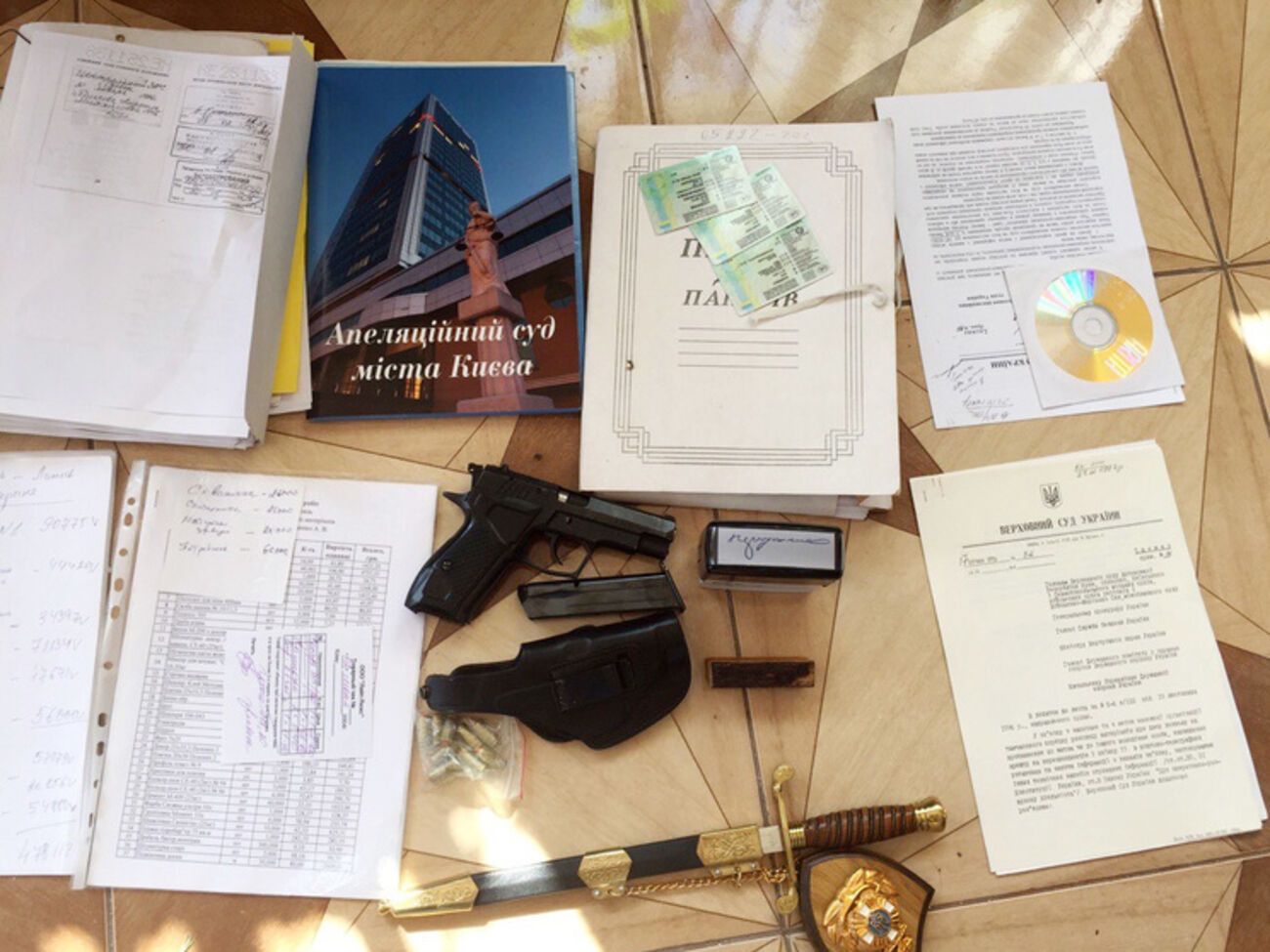 При обыске в доме судьи нашли оружие и секретные документы