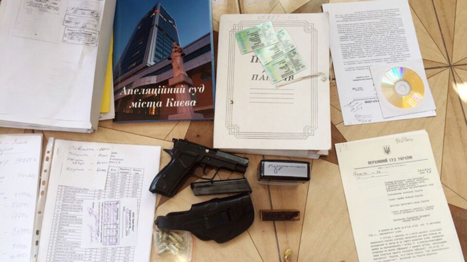 При обыске в доме судьи нашли оружие и секретные документы