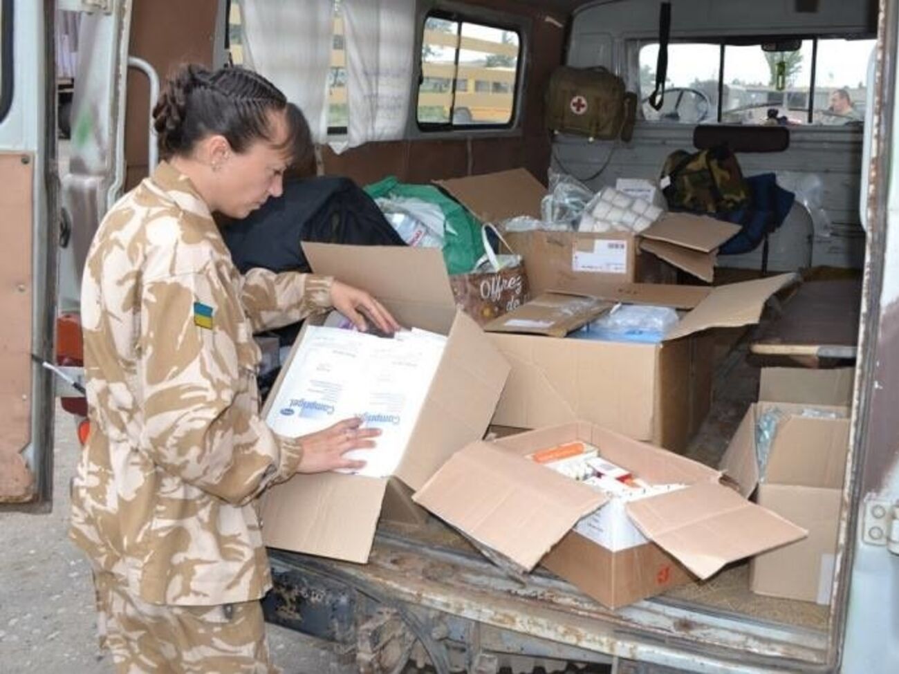 Военным медикам передали помощь из Швейцарии