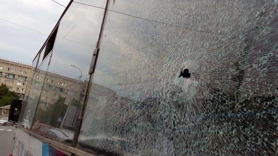 Обстрелянный автобус на ул. Чкалова