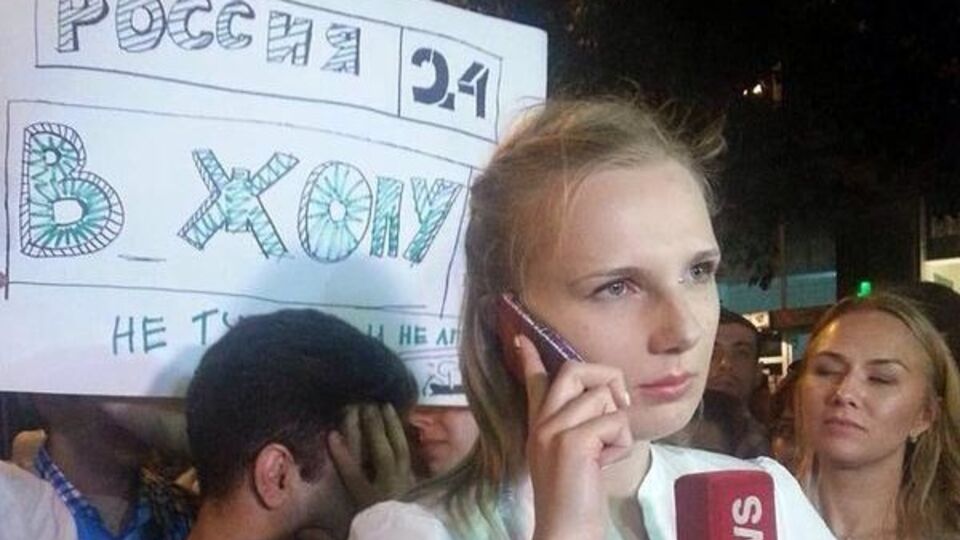 Участники митинга держали плакат все время, пока шла запись включения