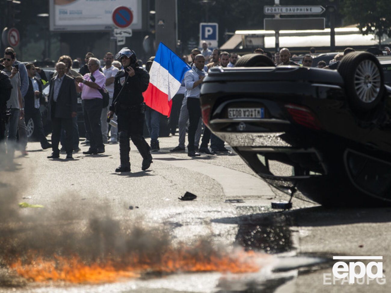 Во Франции таксисты жгли шины и блокировали дороги, протестуя против онлайн-приложения UberPop. Фоторепортаж
