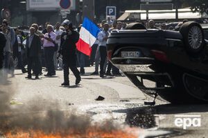 Во Франции таксисты жгли шины и блокировали дороги, протестуя против онлайн-приложения UberPop. Фоторепортаж