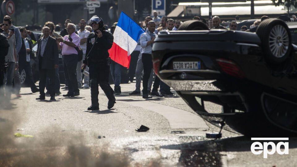 Во Франции таксисты жгли шины и блокировали дороги, протестуя против онлайн-приложения UberPop. Фоторепортаж