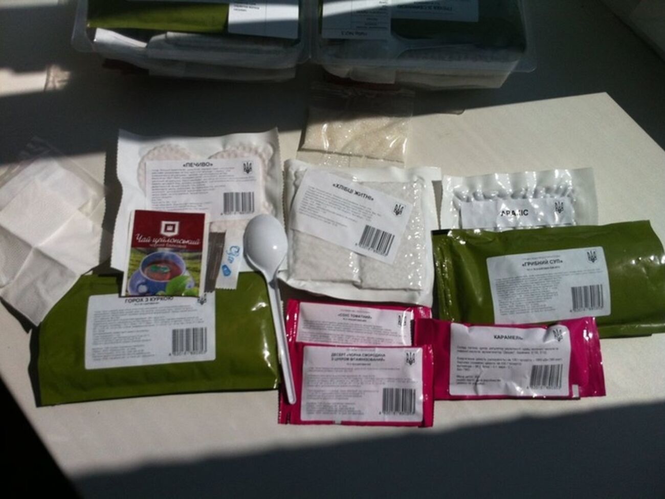 Над упаковкой пайков волонтеры еще работают