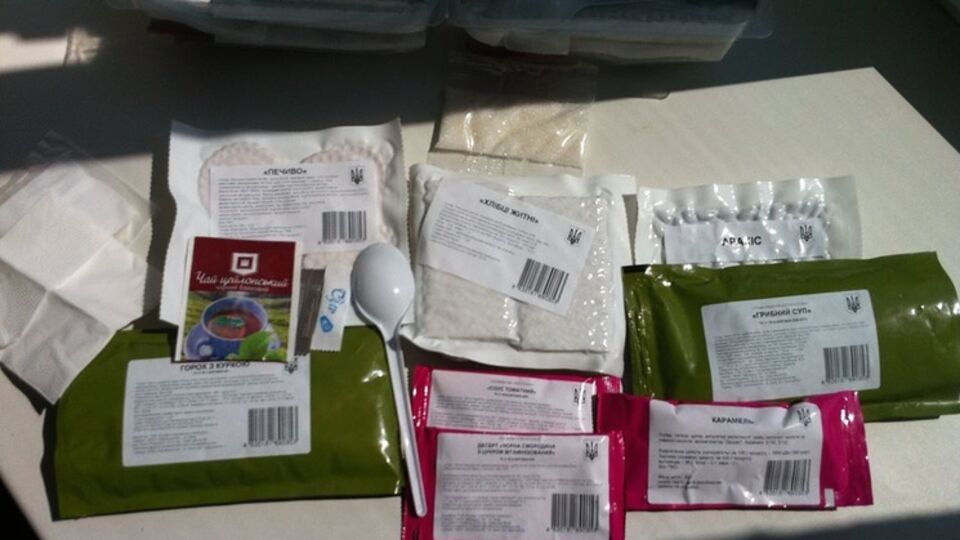 Над упаковкой пайков волонтеры еще работают