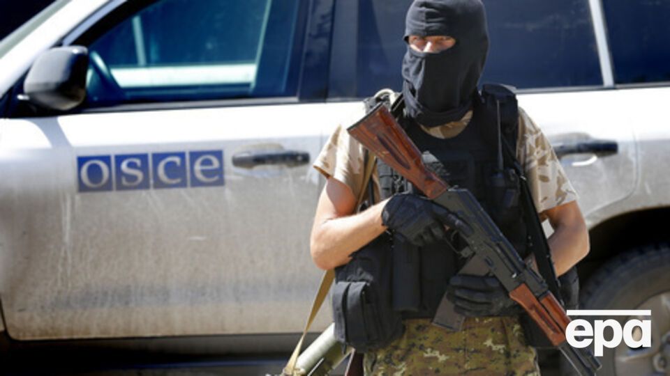 Тымчук: Три джипа с обозначениями "ОБСЕ" привезли боевикам прицеп