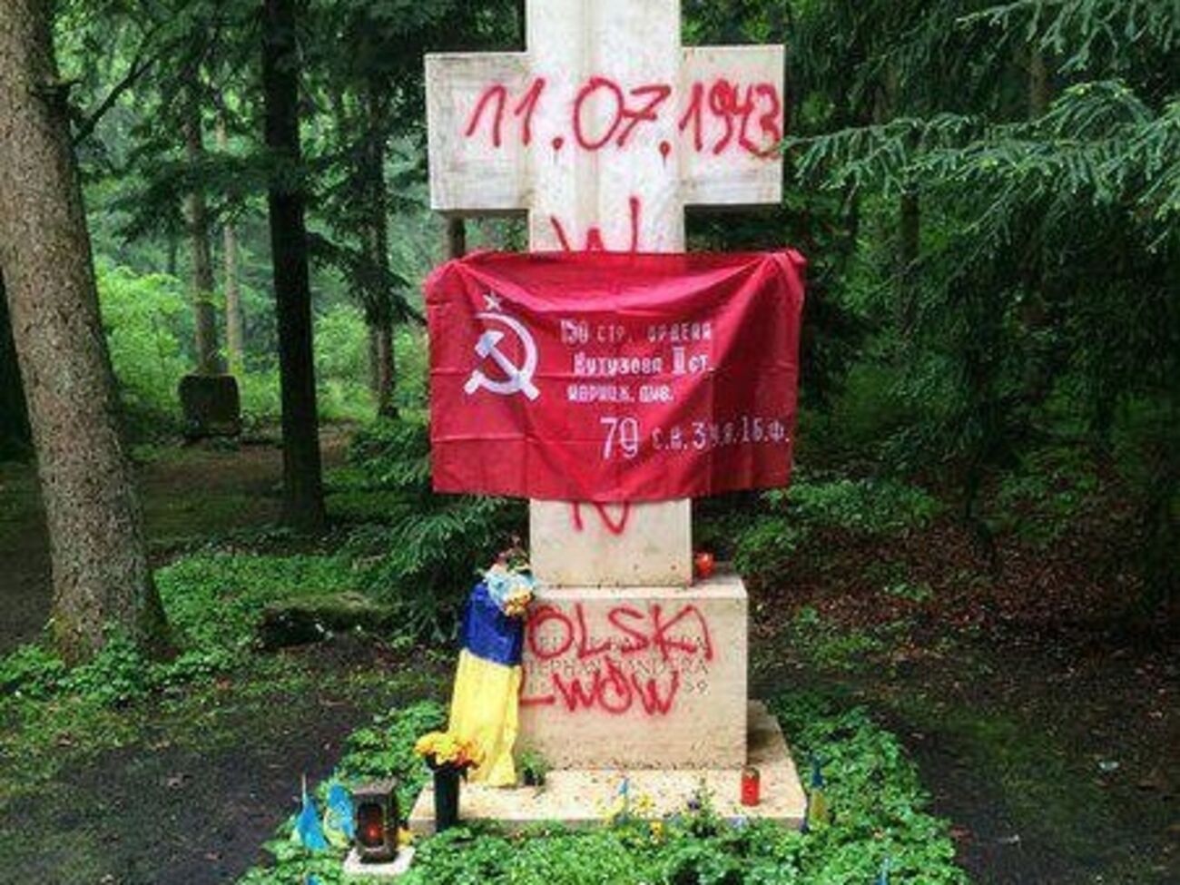 Сверху на кресте вандалы написали дату начала&nbsp;"Волынской резни"