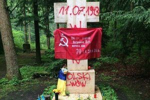 Сверху на кресте вандалы написали дату начала "Волынской резни"