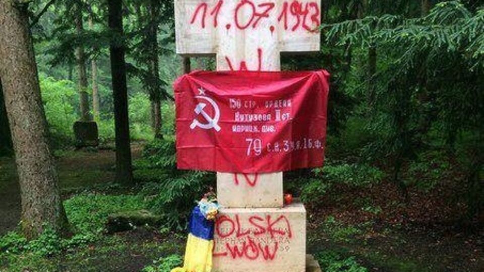 Сверху на кресте вандалы написали дату начала "Волынской резни"