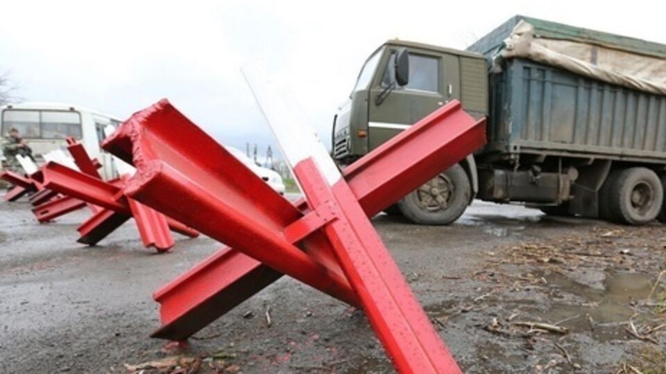 Билан: Через линию разграничения фуры с контрабандой идут караванами